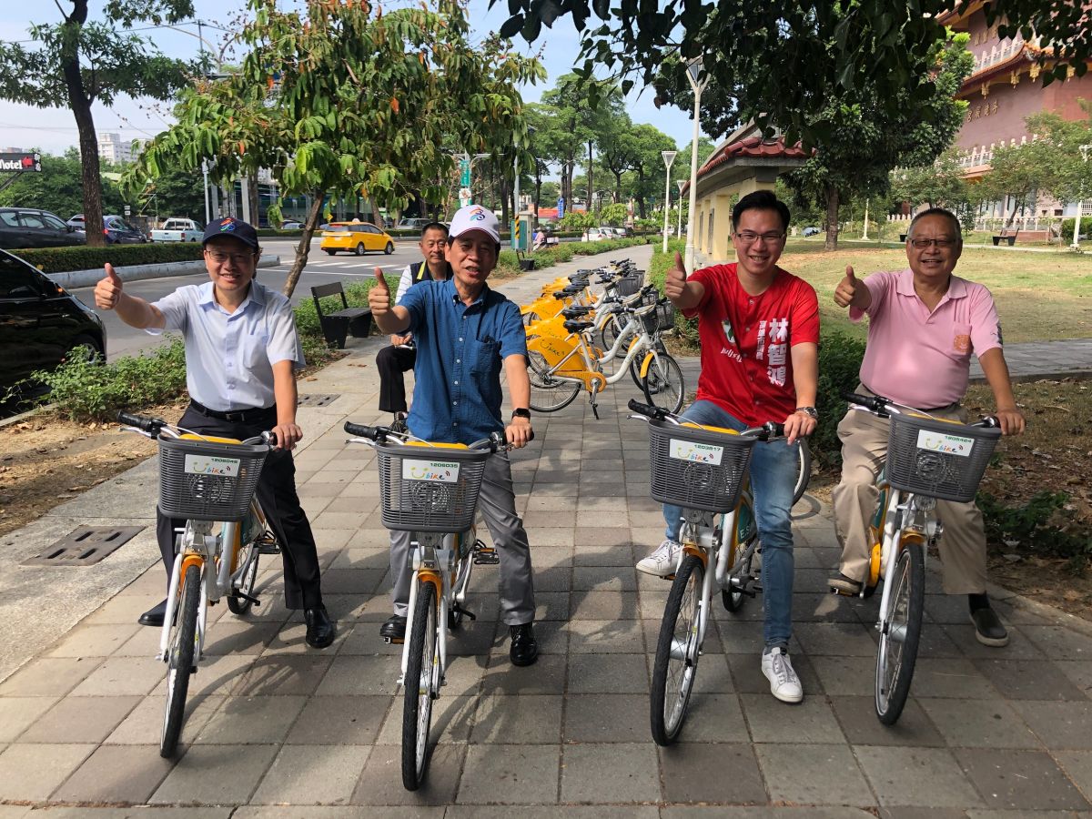 ▲關心鳳山溪營造進度，民進黨議員林智鴻（右）邀集高市副市長林欽榮（中）、水利局長蔡長展等人騎乘自行車會勘鳳山溪。（圖／林智鴻辦公室提供）