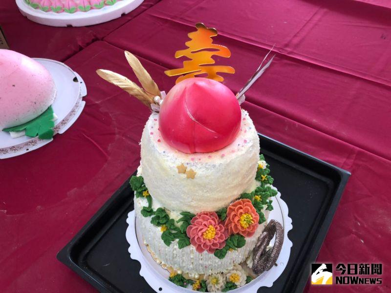 ▲本次競賽的蛋糕裝飾組是以「巨桃獻壽」為主題，必須製作出8吋蛋糕裝飾，蛋糕上所有的東西都是須可食用的。（圖／記者陳雅芳攝，2020.10.20）