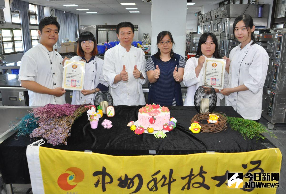 ▲中州科大餐飲廚藝系學生團隊勇奪第一屆全國蛋糕裝飾競賽雙金牌，吳秋曄系主任(右三)、指導老師陳德勝為同學們的優異表現喝采。（圖／記者陳雅芳攝，2020.10.20）