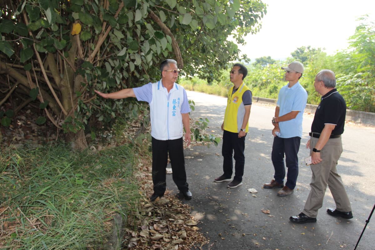 ▲斗南石牛溪北銘堤防不善管理而雜草叢生垃圾成堆，縣議員蔡東富會勘要求儘速清理和整修。（記者簡勇鵬拍攝，2020.10.20）