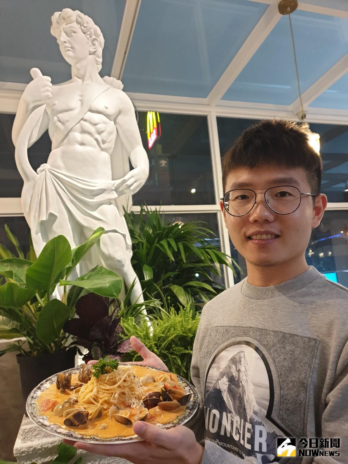 ▲七年級生創業搭風潮，成功打造六家網美餐廳，家家奉橘醬爆炸蛤蜊義大利麵為起家菜。（圖／記者金武鳳攝，２０２０．１０．２１） 