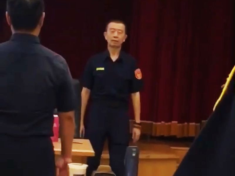 ▲有鑑於近期仁武分局澄觀派出所長因心肌梗塞陷入昏迷,苓雅分局長梁東山為提升同仁身心健康,聯合勤教結束後,邀請林溪南老師分享「修真養炁禪功氣功」講座。(圖/記者郭凱杰翻攝2020.10.21)