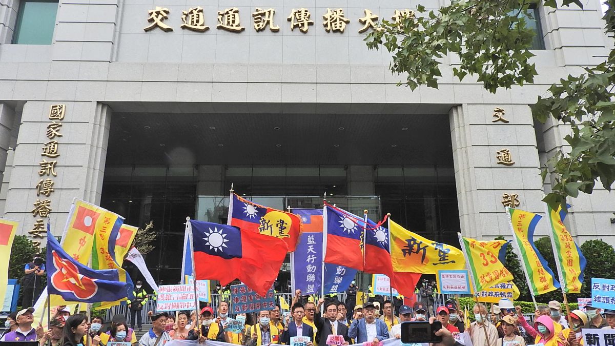 ▲新黨和藍天行動聯盟等多個團體21日前往國家通訊傳播委員會（NCC）抗議，反對關閉中天電視台。(圖／記者陳弘志攝，2020.10.21)