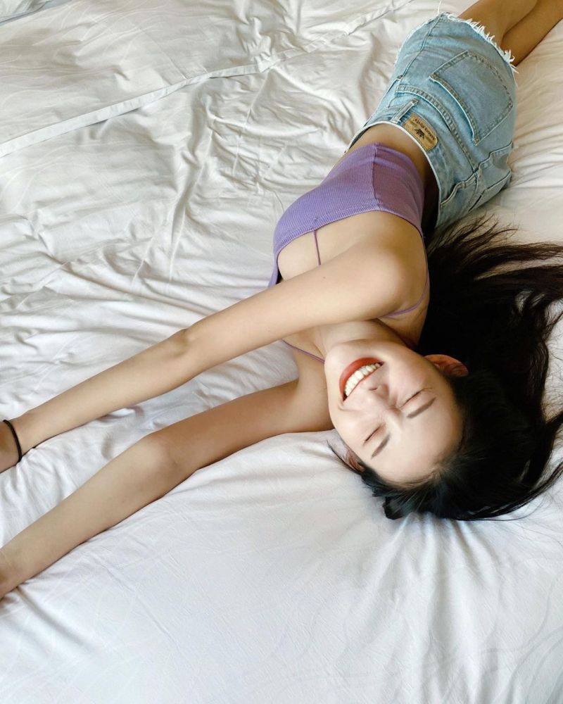 ▲張香香在床單上翻滾。(圖/張香香IG)