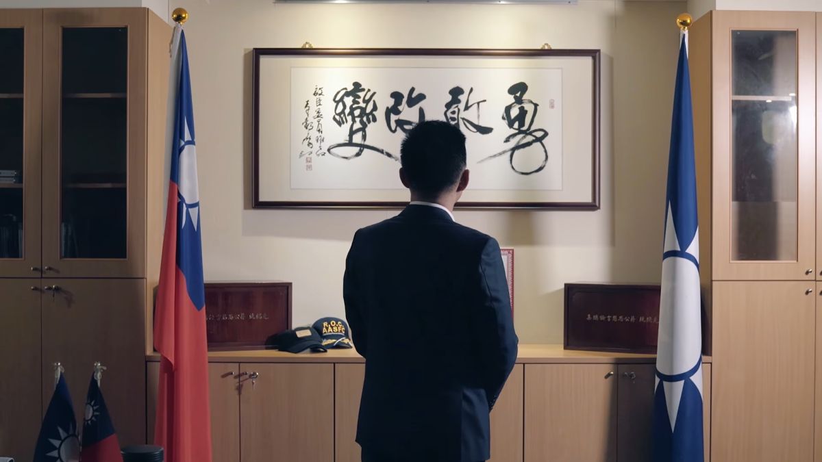 ▲國民黨今年將擴大舉辦台灣光復75周年系列紀念活動，希望讓年輕人有正確的歷史觀。圖為黨主席江啟臣凝望牆上「勇改改變」四個大字。( 圖 / 國民黨提供 )