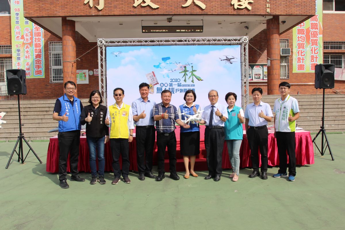 ▲全國首屆無人機障礙競賽將在雲林登場，縣長張麗善在記者會中示範障礙闖關操作。（記者簡勇鵬拍攝，2020.10.21）
