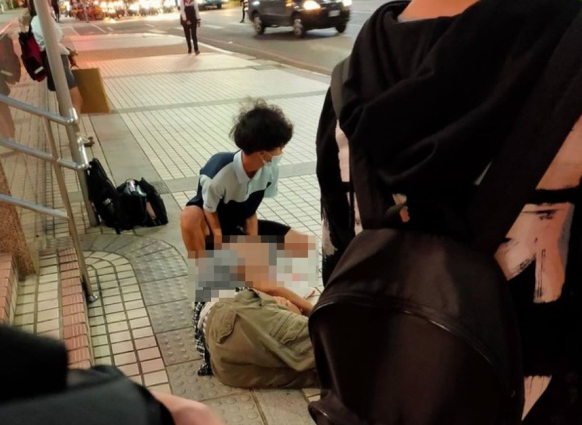 ▲19日傳出一名老翁於捷運丹鳳站跌倒導致頭部受創濺血，當下有位高中生立馬脫下外套救援，而這名暖心高中生近日亦被找到真實身分。（圖／翻攝新莊、泰山狼-吃喝玩樂非知不可臉書）