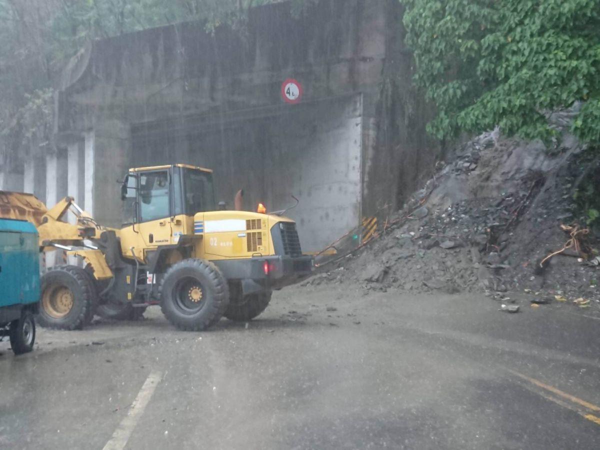 ▲台九丁線（蘇花公路）39.5公里觀音路段，今（21）日上午10時多又發生邊坡坍方。（圖／蘇澳警分局提供)