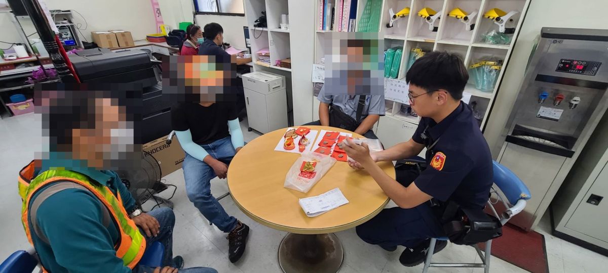 ▲熱心員警劉韋德與環保局人員協力找回失主。（圖／記者郭凱杰翻攝，2020.10.21）