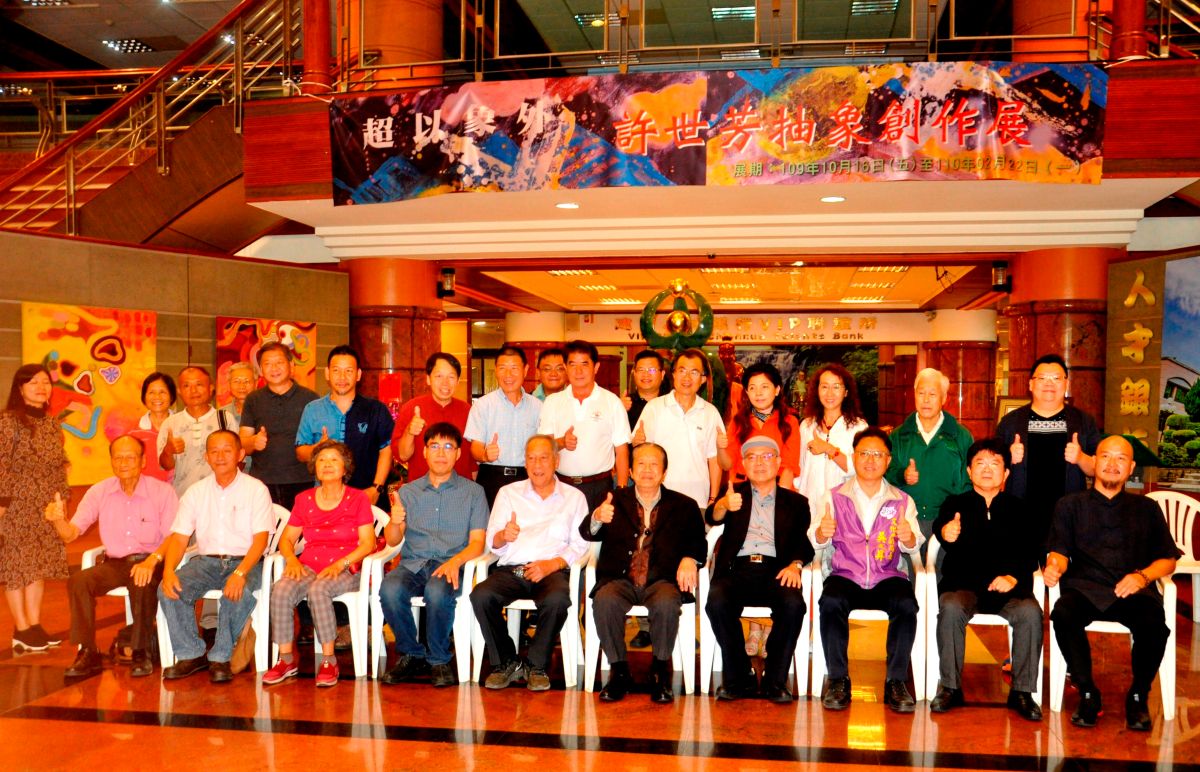 ▲「超以象外~許世芳抽象創作展」，現正在建國科技大學美術文物館展出。（圖／記者葉靜美攝）