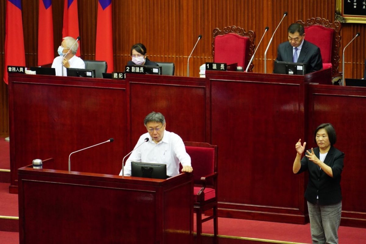 ▲台北市長柯文哲21日下午進入議會，針對今年市府預算進行報告。針對國民黨台北市議員徐弘庭質疑，市府將花光歲計賸餘，柯文哲表示，還是習慣先用自己的錢，之後再進行舉債。（圖／台北市政府提供）