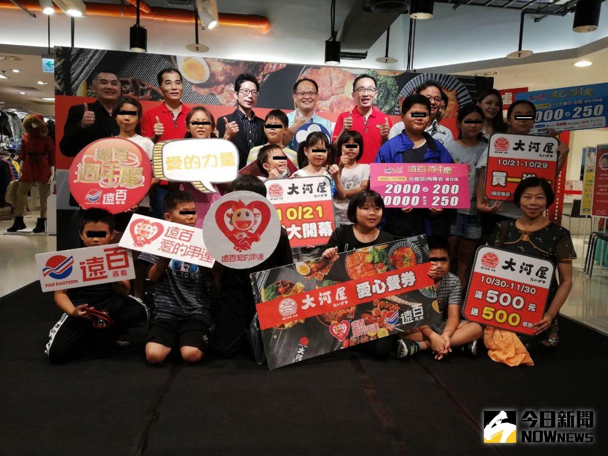 ▲百貨內美食新店家進駐，特別舉辦公益暖心餐會，回饋在地關懷戶及單親家庭小朋友，並捐贈愛心餐券做公益。（圖/記者邱嘉琪攝，2020.10.21）