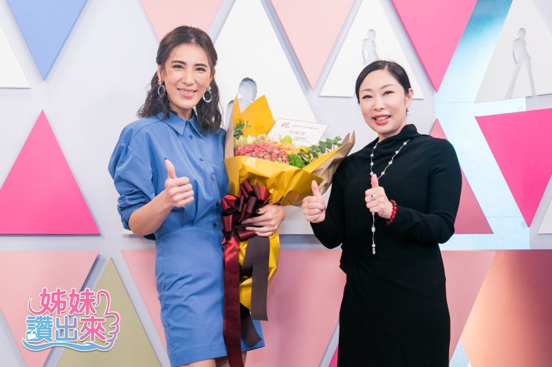 ▲小禎接受愛爾達執行長Sally(右)獻花。(圖/愛爾達提供)