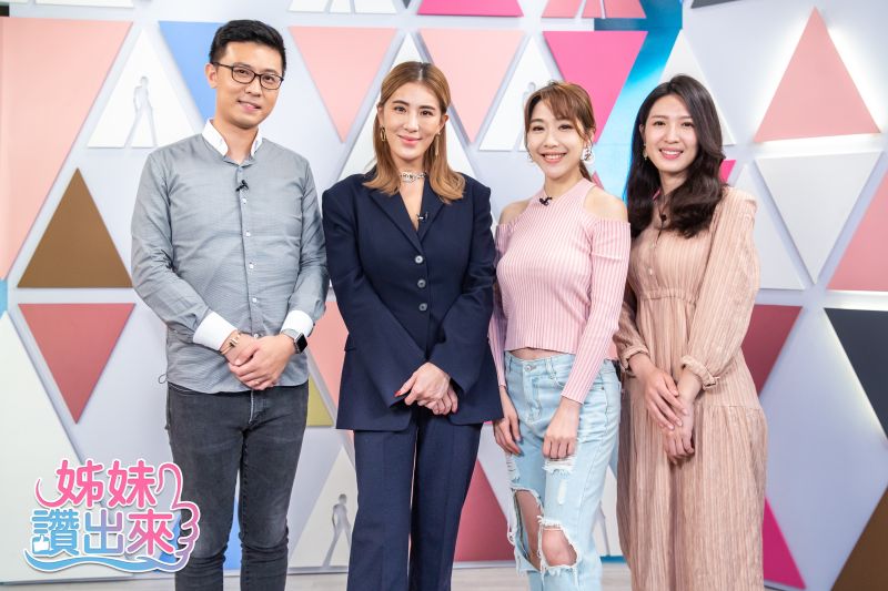 ▲小禎(左二)、依依(右二)、劉家芸(右三)提供生活資訊。(圖/愛爾達提供)