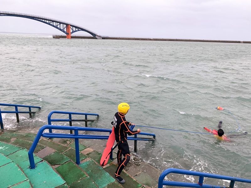 ▲演練項目依序計有救生艇救援、拋繩帶及救生圈救援、魚雷浮標救援。(圖/澎湖縣消防局提供)