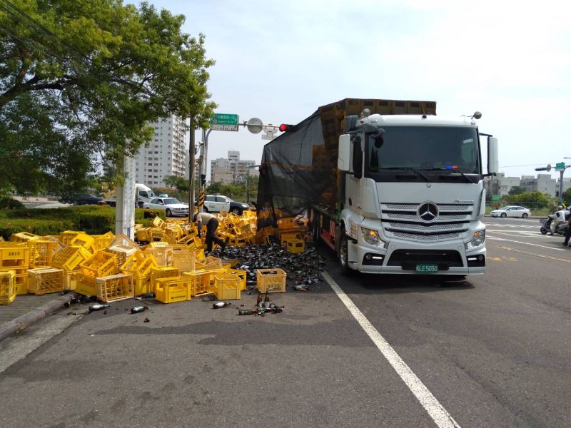 ▲酒瓶玻璃碎滿地,現場充斥濃濃啤酒味。(圖/記者陳聖璋翻攝)