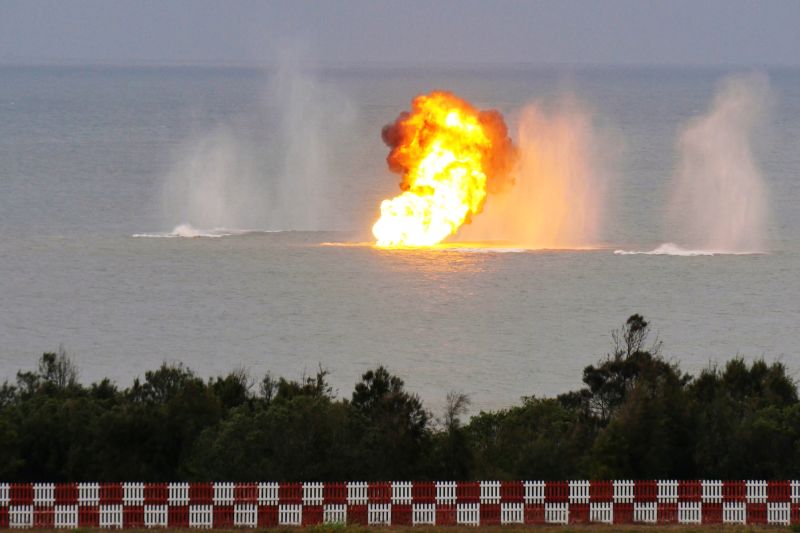 ▲M60A3戰車火砲精準擊中海上標靶爆出熊能火光。(圖/記者蔡若喬攝)