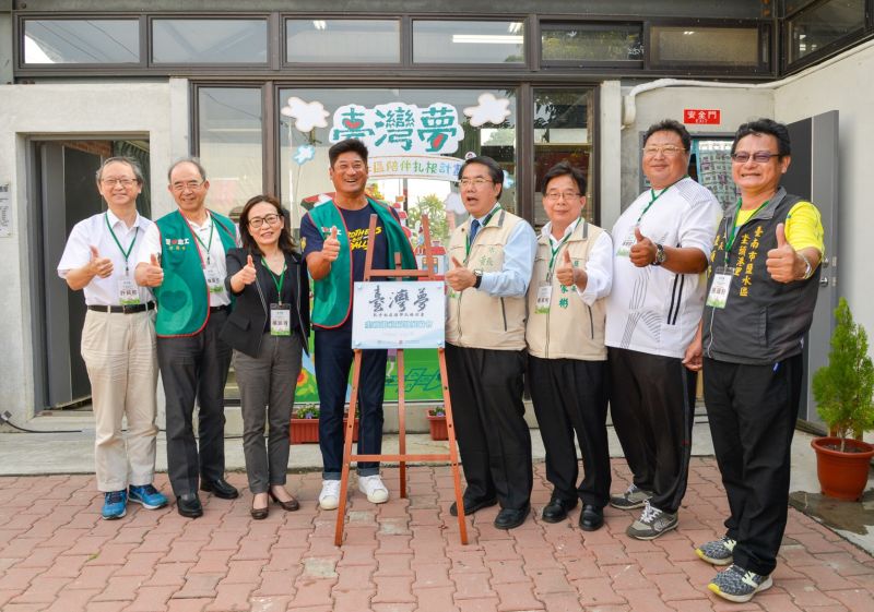 ▲「台灣夢─兒少社區陪伴扎根計畫」今年新增3個社區掛牌據點。其中台南市坔頭港社區揭牌活動,由中信慈善基金會董事長辜仲諒(左四)、衛福部社會救助及社工司司長楊錦青(左三),以及台南市長黃偉哲(右四)等人共同見證。(圖/中信慈善基金會提供)