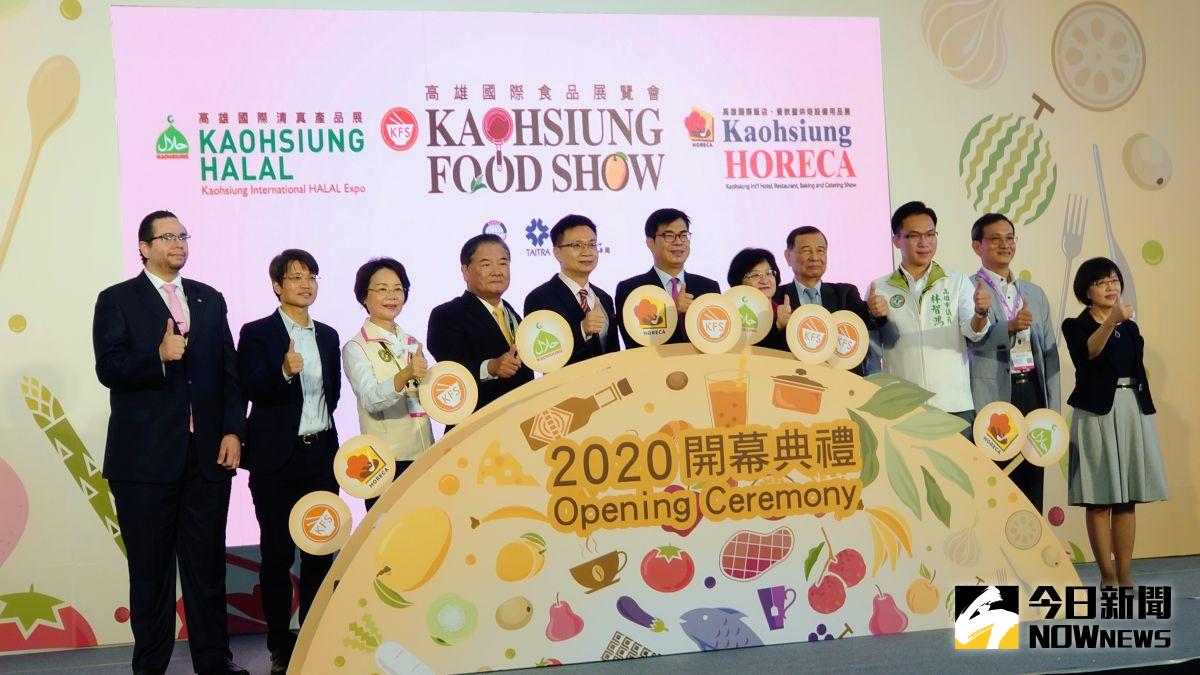 ▲高雄市長陳其邁今（22）日參加高雄國際商品展覽會開幕，推銷高雄隊的農特產品。（圖／記者鄭婷襄攝）