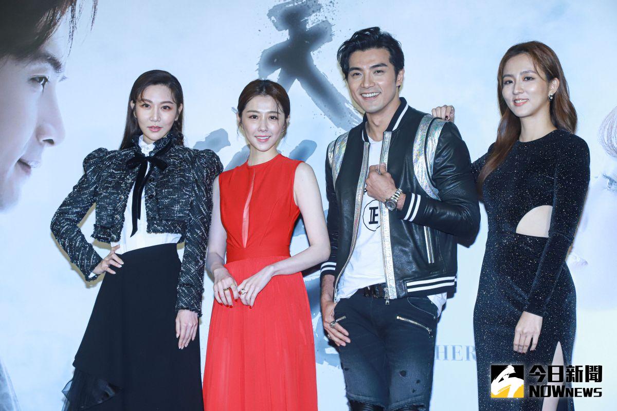 ▲曾莞婷（左起）、邵雨薇、賀軍翔、周曉涵出席《天巡者》首映會。（圖／記者葉政勳攝 , 2020.10.22）