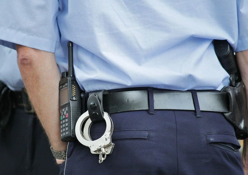 ▲社會底從如何快速竄升?有網友建議可以「考警專」。(示意圖/取自pixabay)