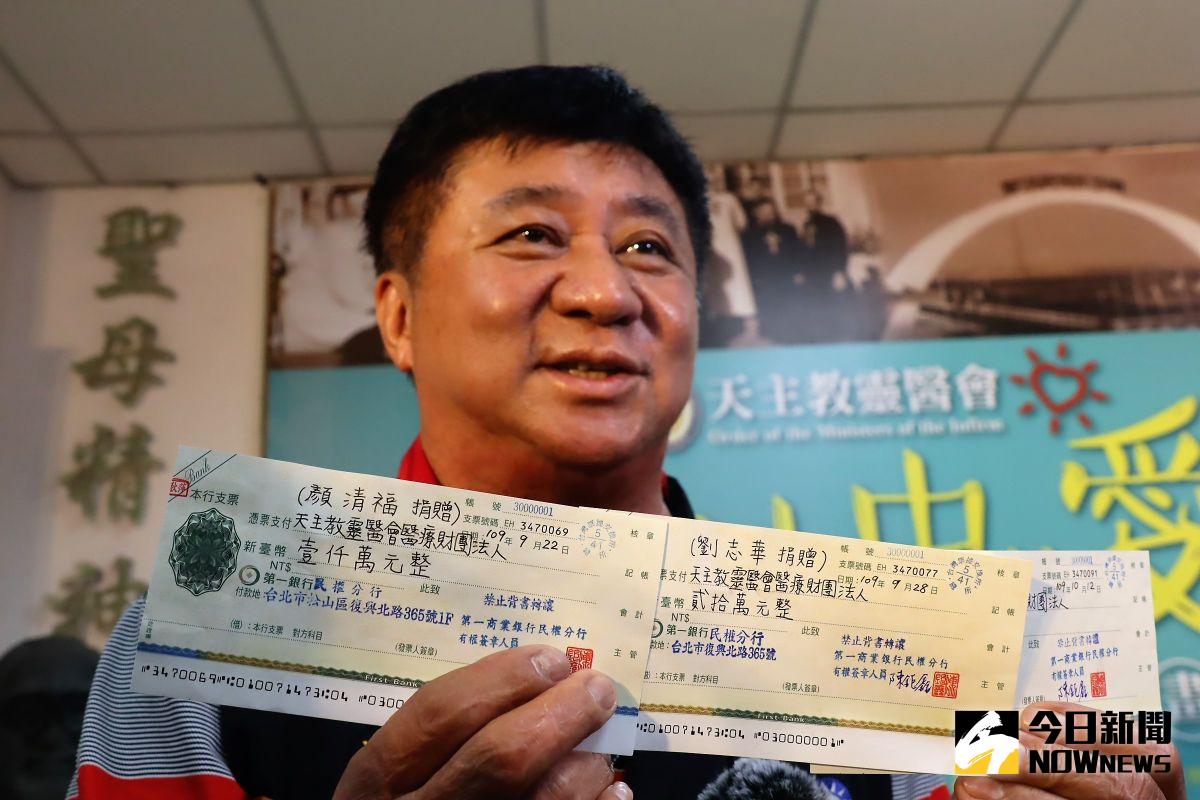 ▲澎湖縣議會副議長陳雙全拿出面額高達1,040萬元的3張支票，這是他家族好友打算捐給澎湖惠民醫院重建計畫的一份心意。（圖／記者張塵攝，2020.10.22）