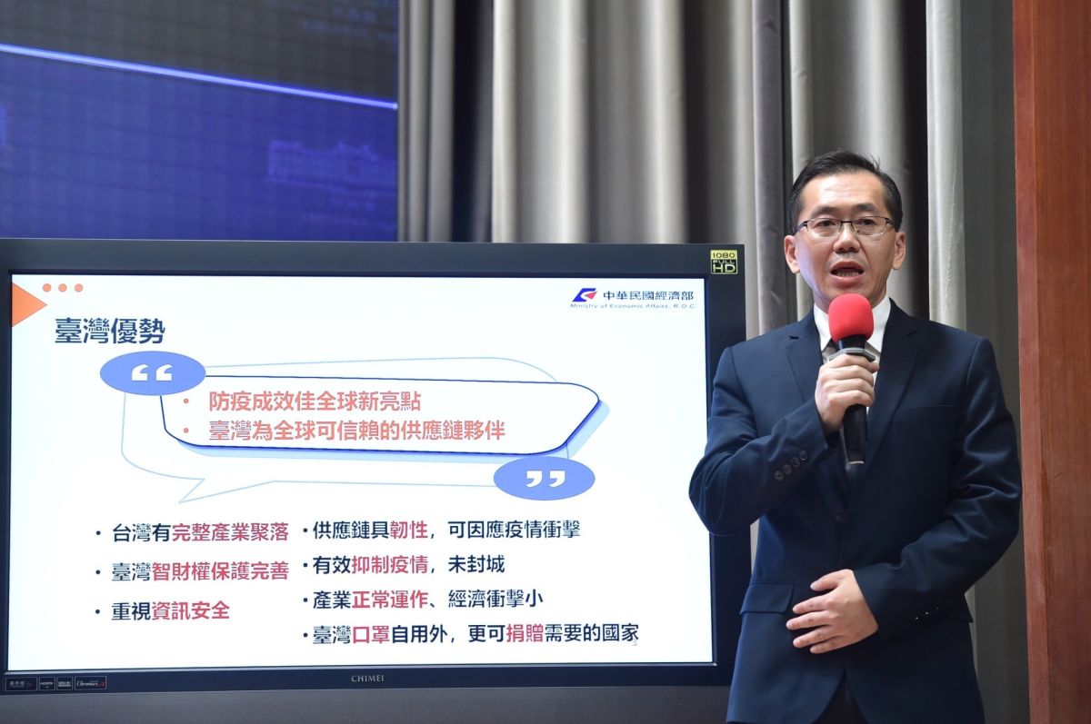 ▲經濟部官員在行政院院會報告台美經濟合作，希望落實四大策略領域合作。（圖／行政院提供）