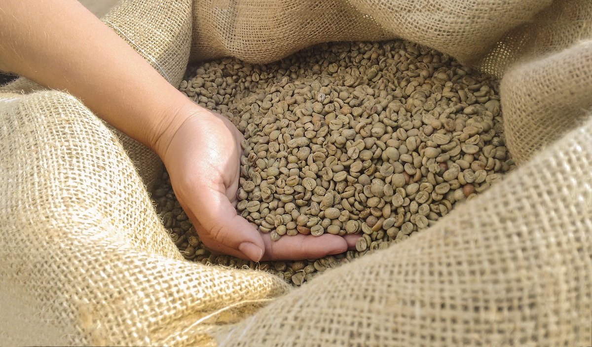 ▲可別小覷這些不起眼的咖啡殼，萃取出的咖啡因還能用來做出明星商品。（圖／shutterstock）