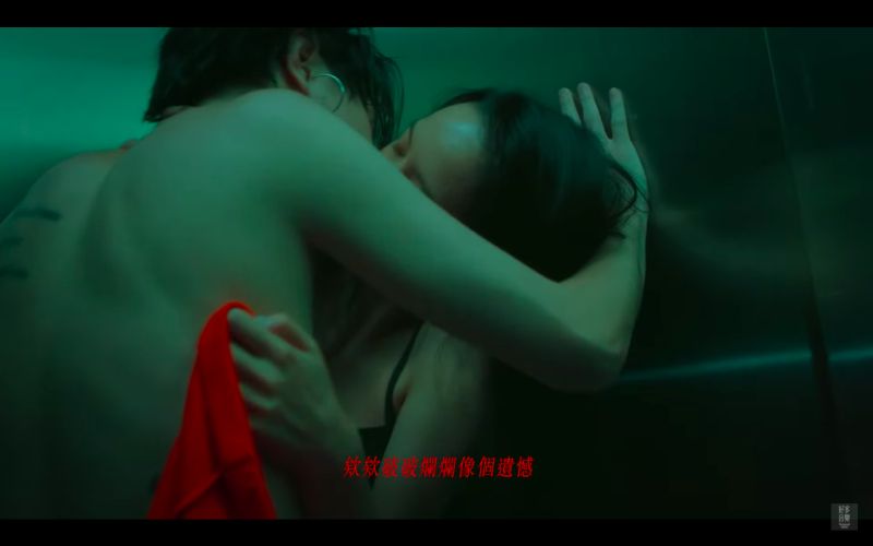 ▲許含光在新歌《安森Girl》MV，與女主角有激情演出。（圖／翻攝YouTube）