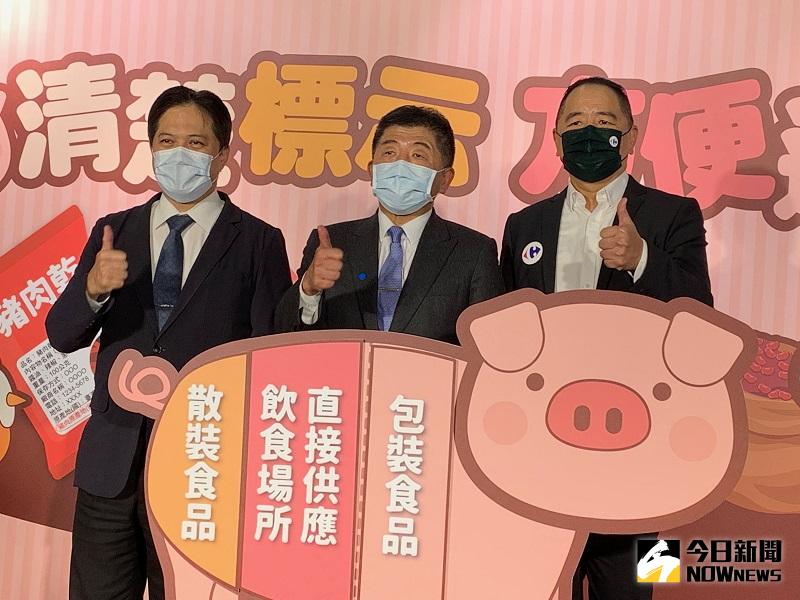 ▲陳時中和新北副市長吳明機(左)同台，宣導明年起豬肉製品，不管是包裝或散裝，都要清楚標註產地。(圖/記者康子仁攝)