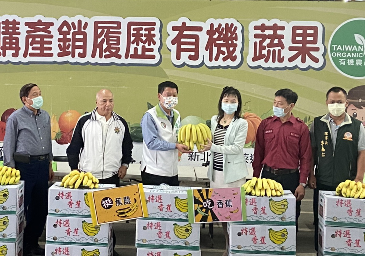 ▲新北市議員陳啟能認購6000公斤的香蕉贈學童，由新北市政府教育局主任督學蘇珍蓉代表受贈！（圖／新北市議員陳啟能服務處提供）