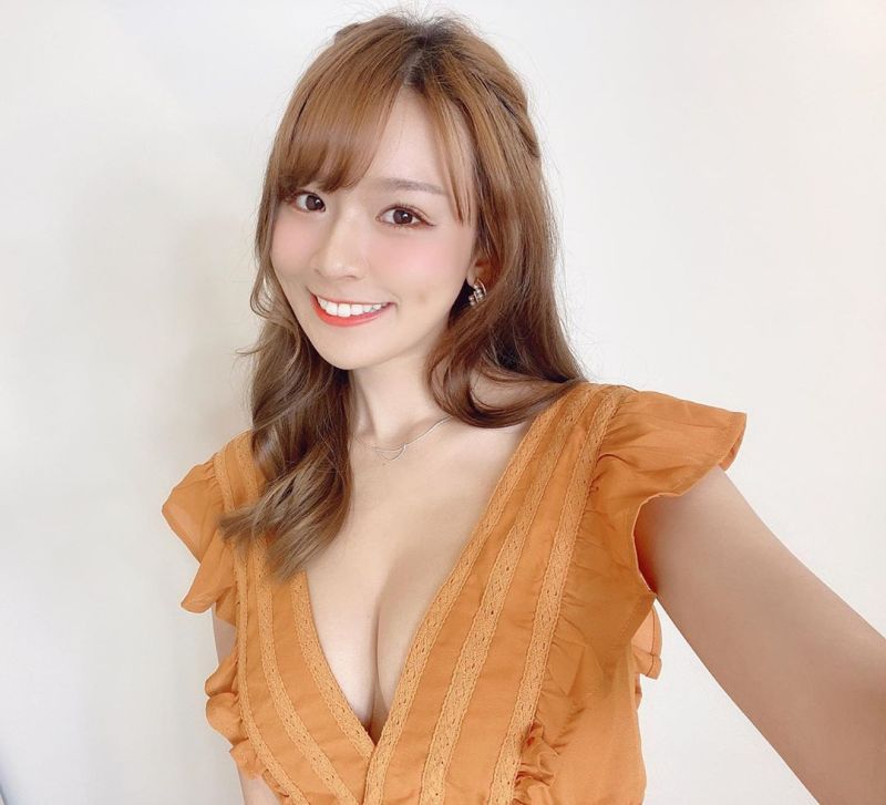 ▲林莎穿深V小秀美胸。(圖/林莎IG)