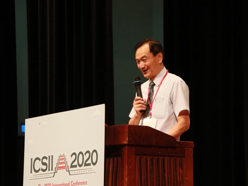 ▲成功大學副校長蘇芳慶指出,因應世界極端氣候與環境變遷,材料、軌道、鋪面等基礎建設必須融入創新科技。(圖/成功大學提供)