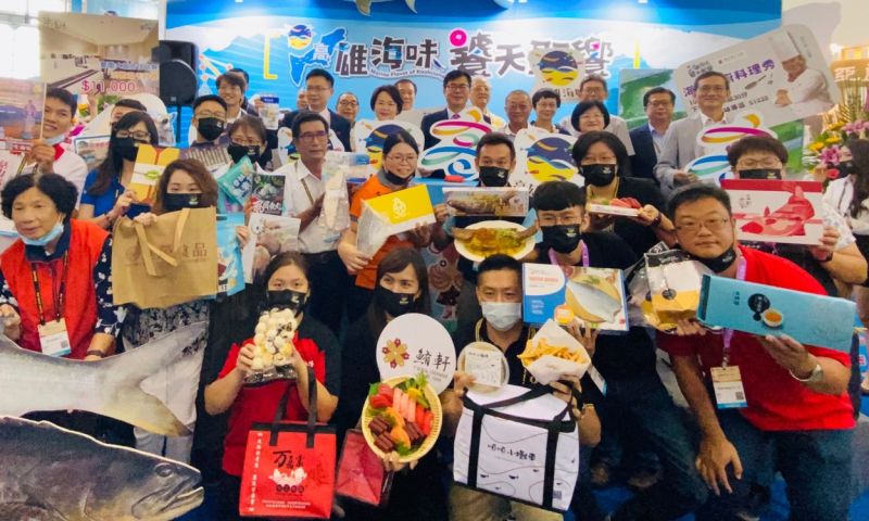 ▲市府海洋局在展場設置高雄海味專區,有66格攤位,邀集本市22間優質水產廠商參加。(圖/記者黃守作攝)