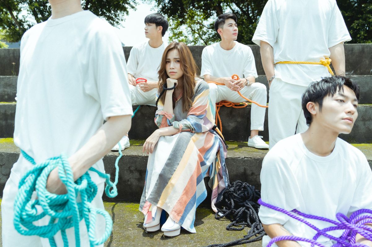 ▲林芯儀（二排中）睽違16年推出個人首張專輯《Singing With You》。（圖／解碼音樂提供）