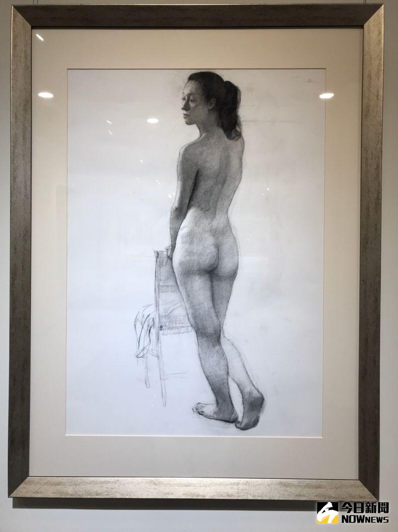 ▲彰美館館長尹彙武特邀民眾走進美學館,感受藝術家精湛的繪畫技巧。(圖/記者陳雅芳攝,2020.10.22)