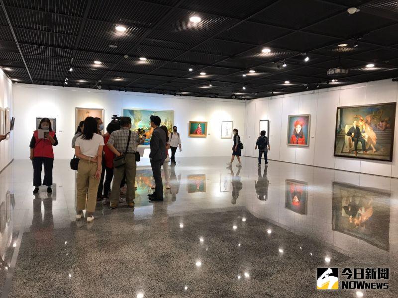 ▲林欽賢善於結合歷史、時事與西方圖像學,他以寫實的人物與象徵性符號,構築荒謬與真實並存的畫面,作品既表現藝術家的美感想像。(圖/記者陳雅芳攝,2020.10.22)