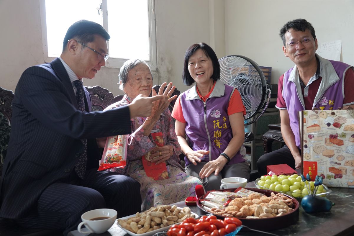 ▲黃林海蓮阿嬤展示手上的金戒指，鹿港鎮長許志宏等人希望阿嬤健健康康呷百二，年年來戴金戒指。（圖／記者葉靜美攝，2020.10.22）