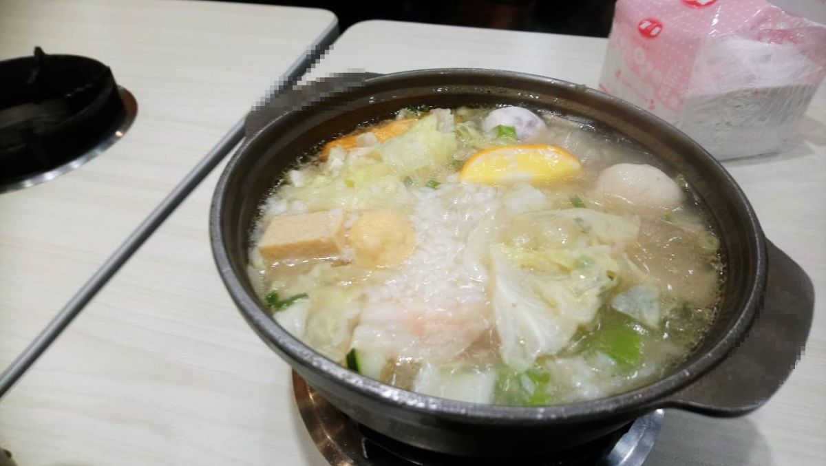 ▲有網友一個人到豆腐鍋店吃飯，店員急著收拾讓她好無奈。（示意圖／翻攝《爆怨2公社》）