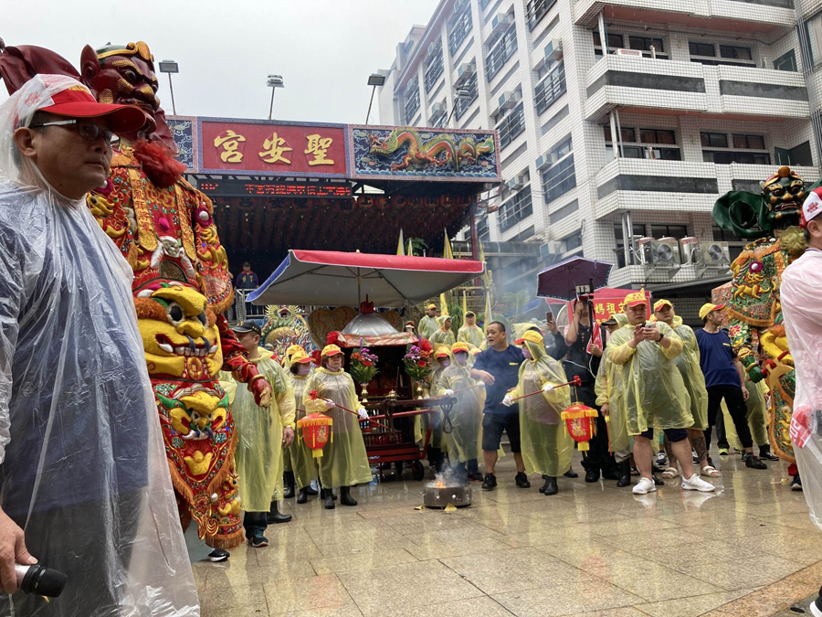 ▲「2020蘭陽媽祖文化節」大遶境冒雨進行。（圖／記者李清貴攝,2020.10.23)