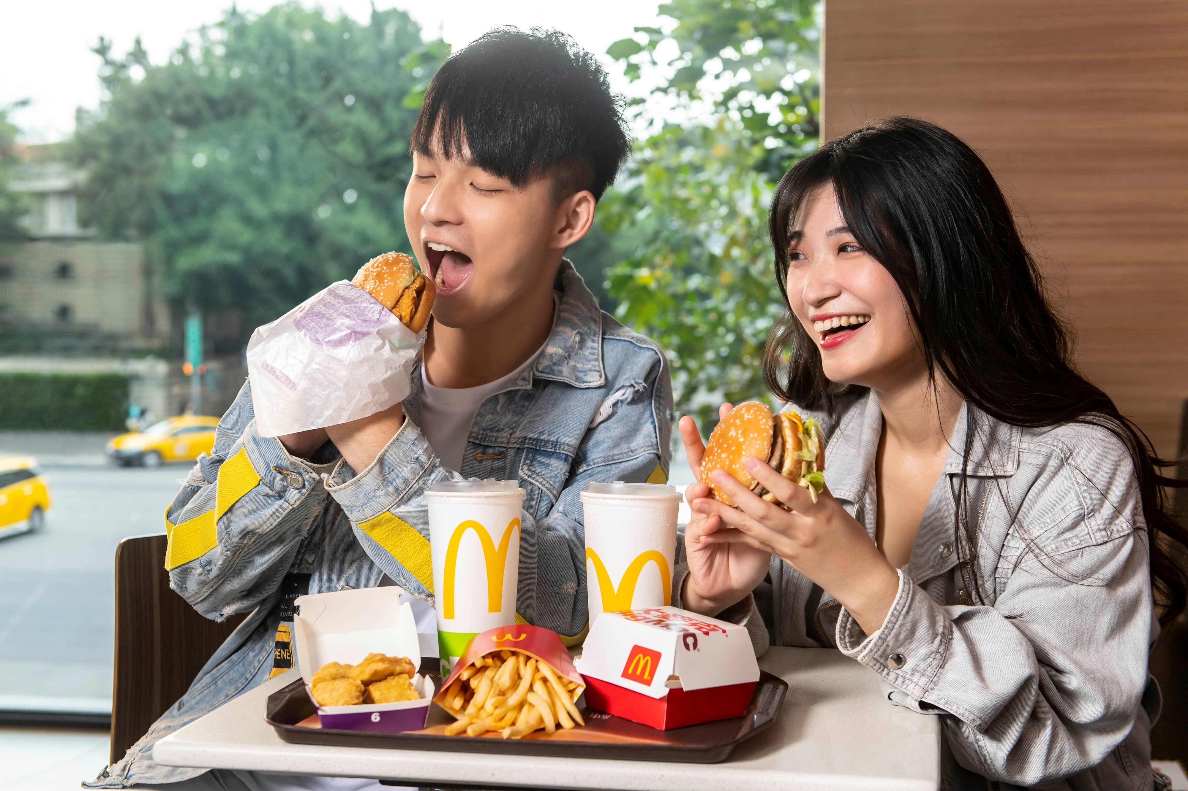 ▲台灣麥當勞2020振興優惠再一波，最高可省下2833元，像是「雙人共享」只要199或299元，最多可省下一百元。（圖／業者提供）