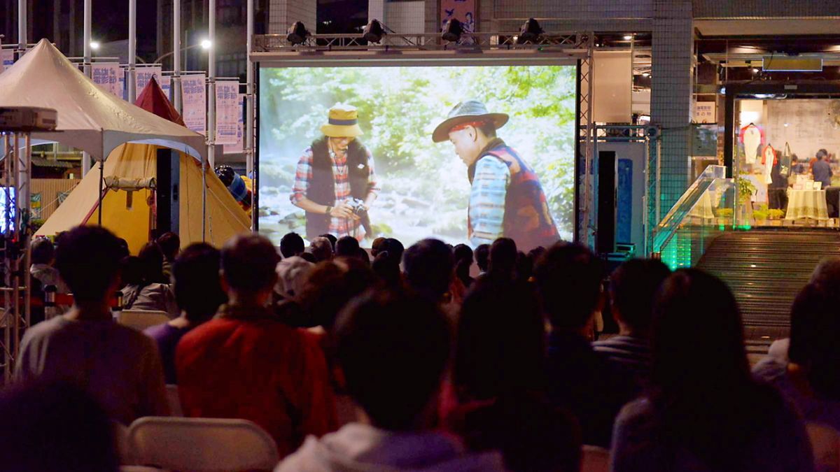 ▲ 高雄電影館戶外廣場及愛河畔推出「塩埕大舞台」，可以在戶外欣賞電影、還能逛「小時光市集」、欣賞充滿電影感的音樂演出。（圖／高市電影館提供）