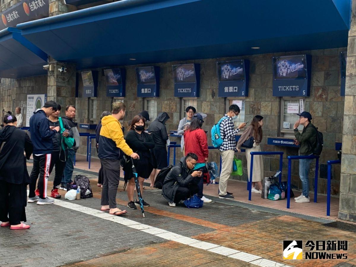 ▲新莊棒球場售票口大排長龍。（圖／吳政紘攝）