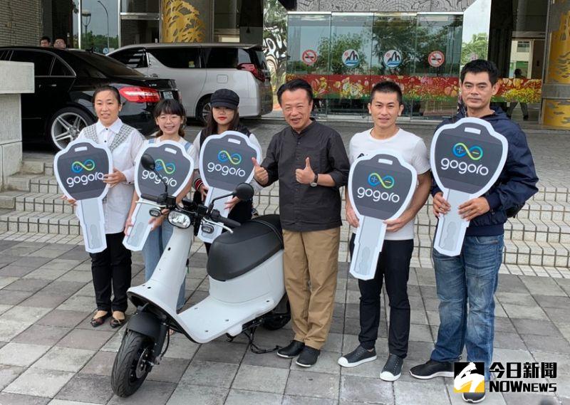▲有人只登錄4張發票就幸運的抽中電動機車。(圖/記者陳惲朋攝)
