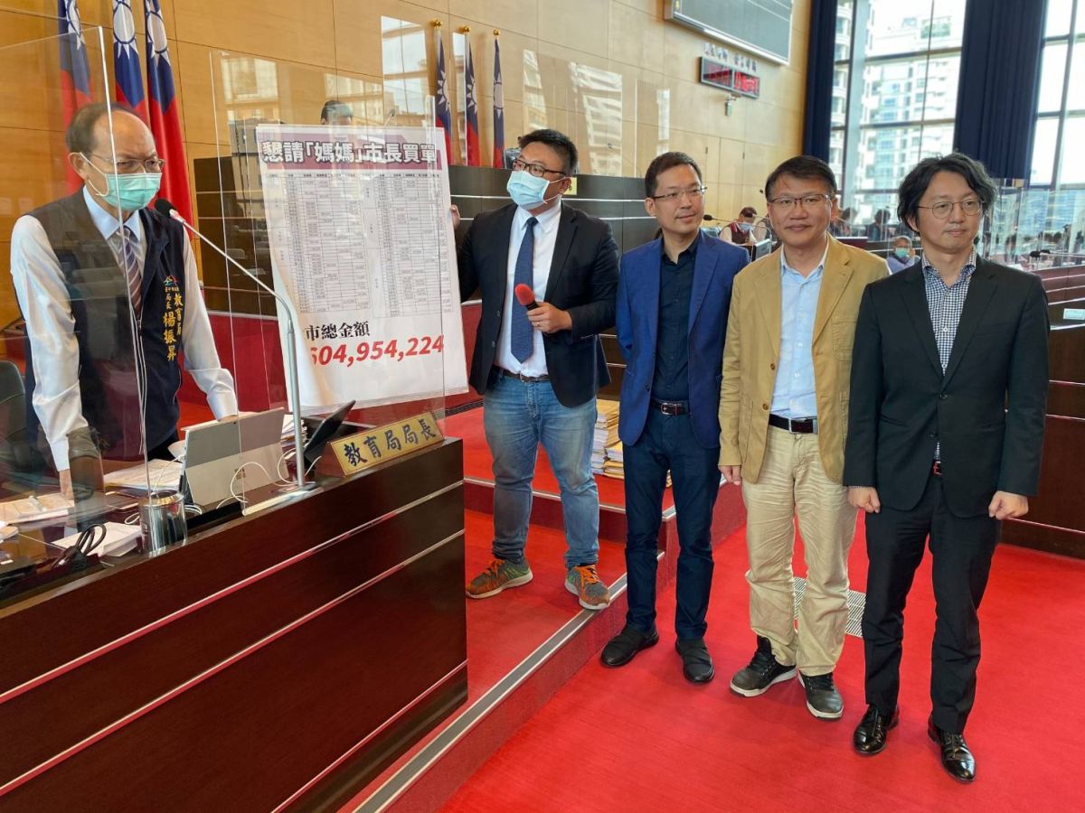 ▲議員為台中各校請命，比照南陽國小市府全額補助，不必再等中央經費。(圖／柳榮俊攝2020.10.23)