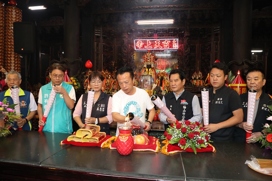 ▲在梅山玉虛宮玄天上帝見證下，嘉義縣長翁章為全縣運動會點燃聖火。(圖／嘉義縣政府提供）