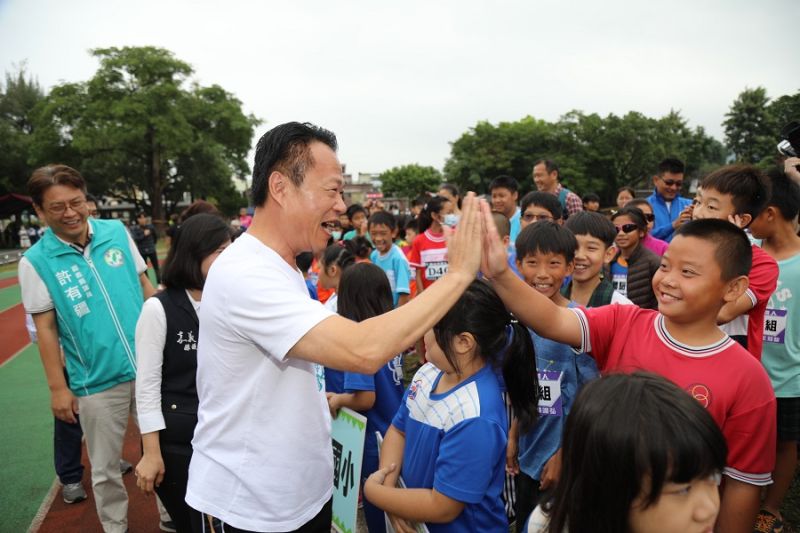 ▲翁章梁縣長為參與梅山國小小鐵人競賽的小鐵人們加油、打氣。(圖/嘉義縣政府提供)