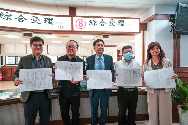 ▲副市長史哲及內政部次長陳宗彥、民政局長閻青智、教育局長謝文斌、文化局長王文翠翻開戶籍謄本。(圖/高市文化局提供)
