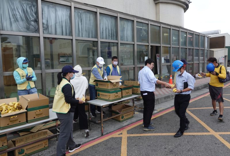 3萬員工下班人手一把香蕉　六輕響應縣府號召認購贈送
