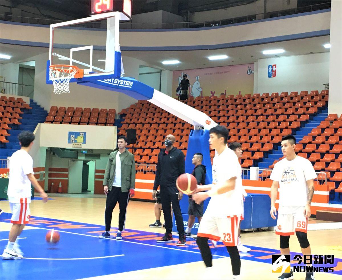 ▲「新台灣人」Q戴維斯確定以本土球員身分出戰P.League+新職籃，23日隨璞園出現在場邊但未出賽，透露11月可能會首度回歸。（圖／鍾東穎攝 ,2020.10.23）